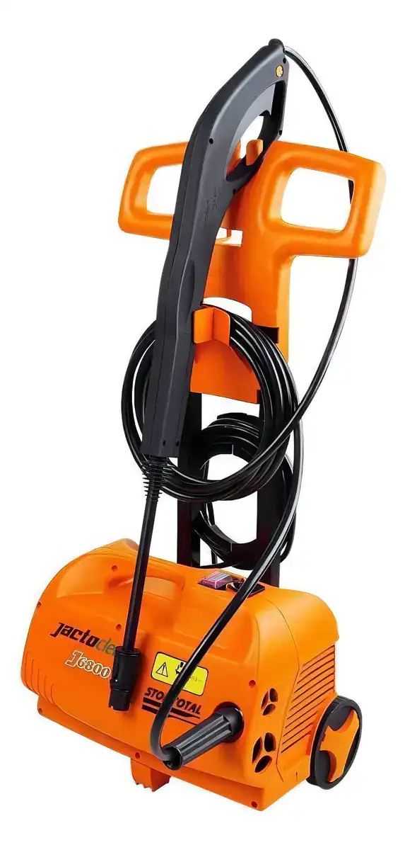 Jacto J6800 em perfil lateral com mangueira enrolada e sistema Stop Total (vista 1)