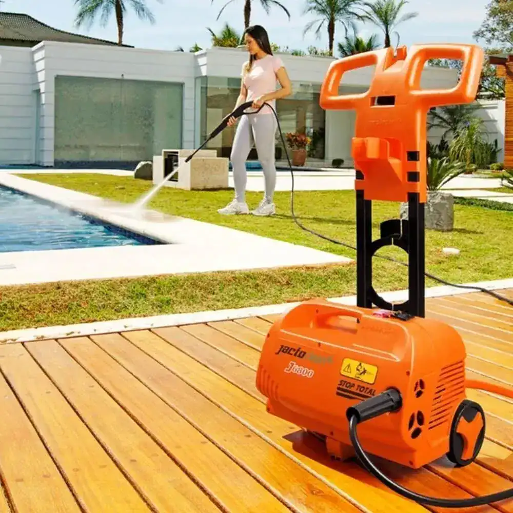 Jacto J6800 em uso real limpando piscina e deck de madeira (vista 3)