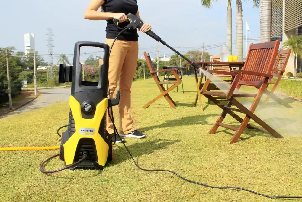 Kärcher K4 em uso lavando móveis de jardim e área externa (vista 3)