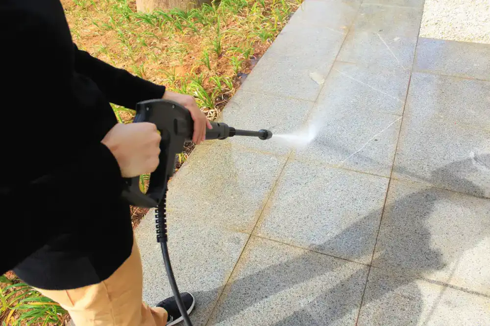 Detalhe do jato de alta pressão da Kärcher K4 em piso de pedra (vista 5)