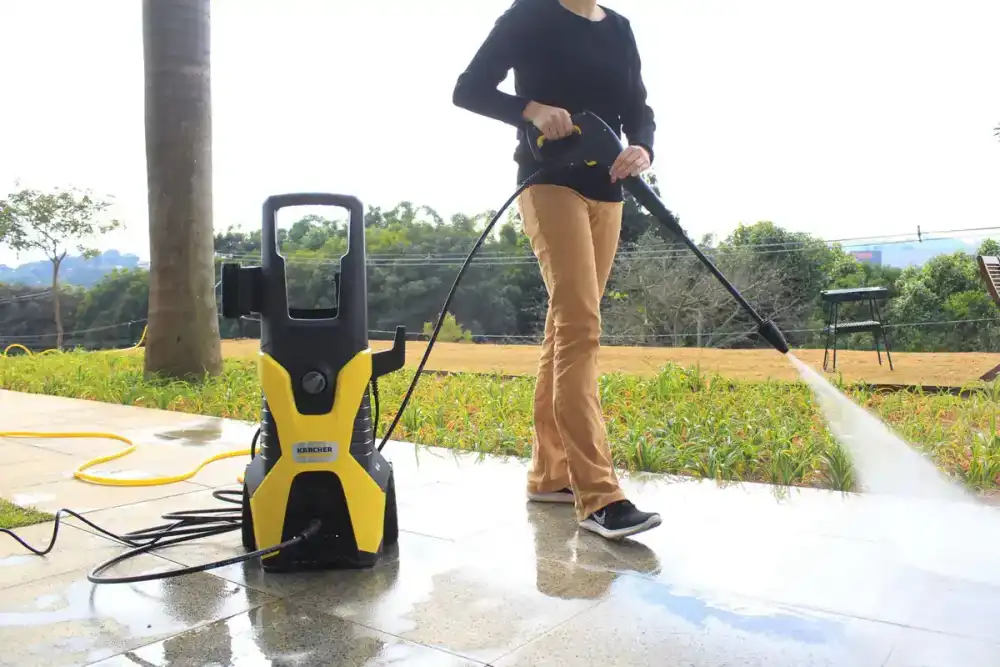 Kärcher K4 em uso lavando piso e calçada externa (vista 4)
