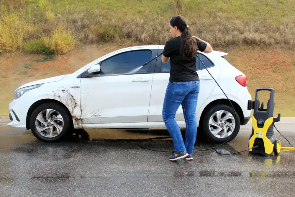 Kärcher K4 em uso lavando um carro (vista 2)