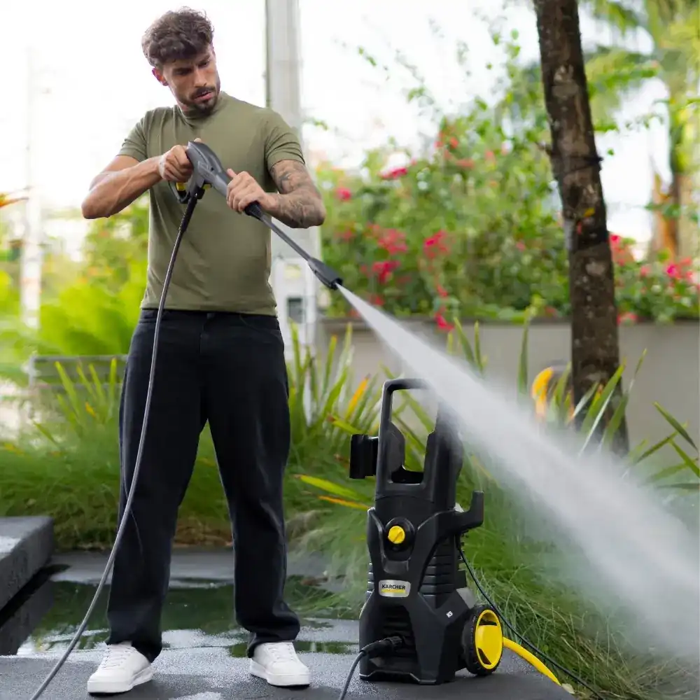 Kärcher K5 em uso lavando área externa e jardim (vista 1)